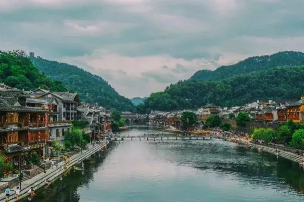 对于凤凰古城停车费百元起步一事官方的回应,你认可吗?