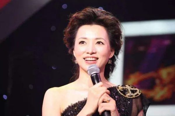 央视主持人合影中董卿稳居C位,她有什么过人之处?
