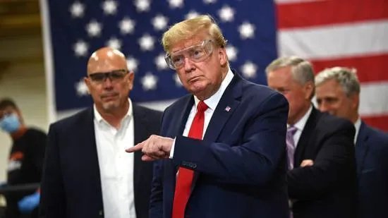 超47亿只口罩从中国运到美国!特朗普参观口罩厂却依旧没带口罩,你怎么看?