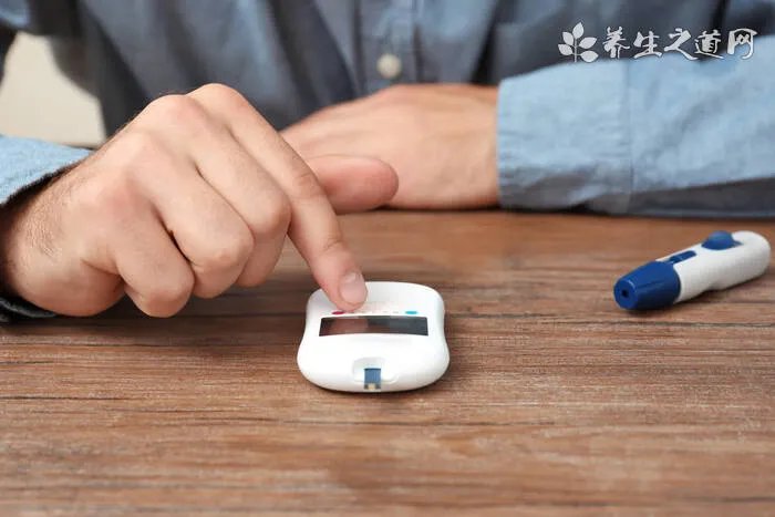 狗有犬瘟热症状，咳嗽，呕吐，体温升高和抽搐