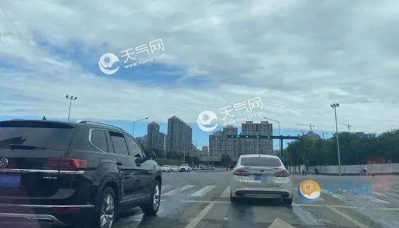 西安天空出现奇异云层,为何会产生这种“阴阳天”