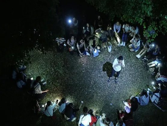 女生持手机摆心形的目的是什么?