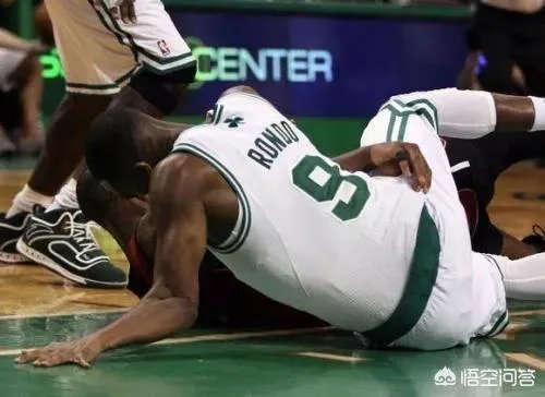 湖人VS开拓者,如何评价比赛还没结束,隆多放弃防守和场边妹子聊天的行为?