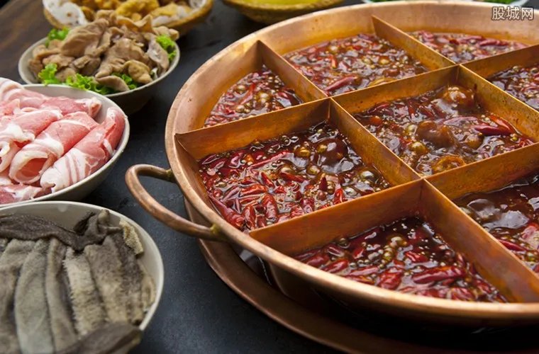 呷哺呷哺吃出老鼠 执法员当场下达责令整改通知