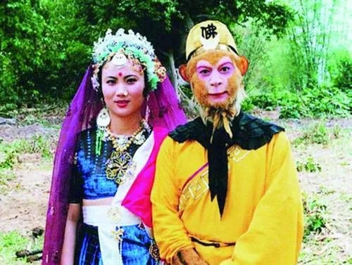 六小龄童晒合照庆结婚33周年，他和妻子是如何相识的？