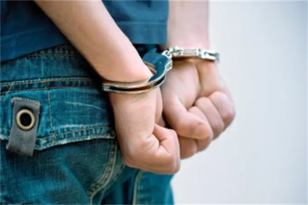 宿迁一嫌犯驾车撞警车逃逸被当场抓获，犯罪逃逸是否罪加一等？