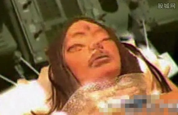 月球惊现神秘三眼女尸 长相诡异女尸眼中流黄油