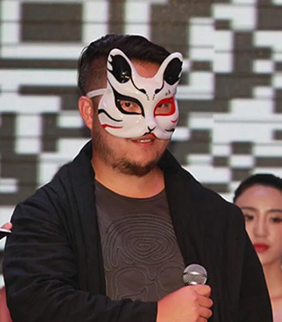 泷泽萝拉贴身服务15年 这个男人究竟是谁?