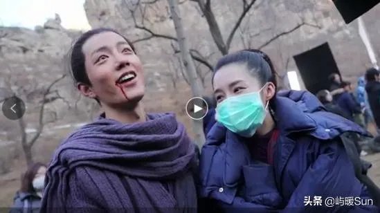 如何看待肖战搂李沁脖子？