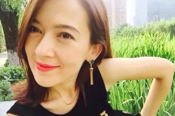 对郑爽直接开骂，央视一哥尼格买提的妻子是一个怎么样的人？