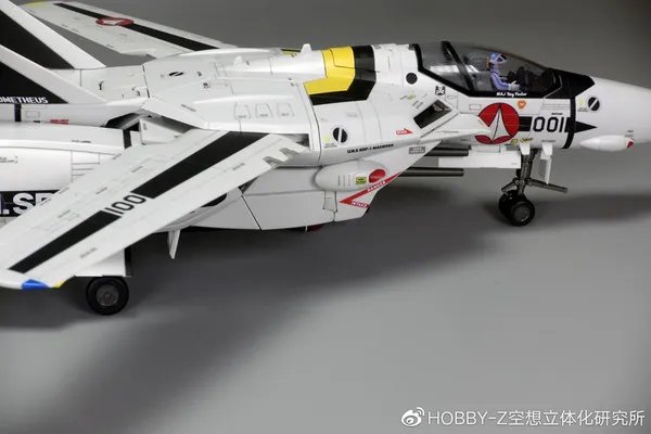 万代 DX超合金TV版VF-1S罗伊·福卡特别型