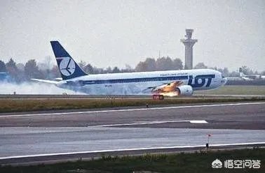 如果飞机起落架损坏或者脱落了，飞机该如何降落？