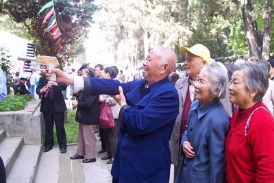 老太摆射击摊因非法持有枪支罪获刑,你怎么看?