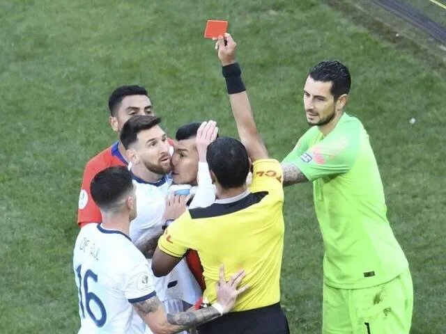 梅西的犯规真的到了被红牌罚下的程度吗？