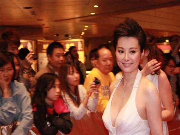 袁立参加华表奖穿透视装，令人惊讶，工作生活中你会注意穿衣得体吗？