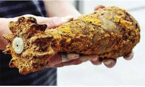 男子拎炮弹进警察局玩太大 连海军拆弹专家都惊动了！