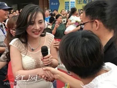 干露露大秀八字奶 腹部臃肿不堪怎么回事