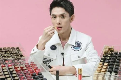 李佳琦为线下活动保安推人道歉,这是他的责任吗?