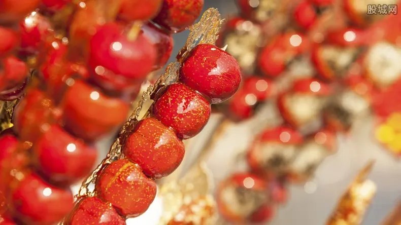 糖葫芦小贩用唾液沾芝麻被拍下 画面让人感到恶心！