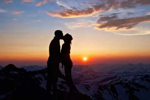 热狗女友官宣二胎,为不愿结婚的渣男生孩子值得吗?