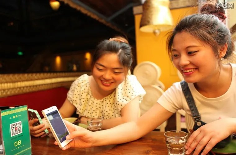 黄牛餐厅代排队月入2万 顾客表示黄牛代排很常见