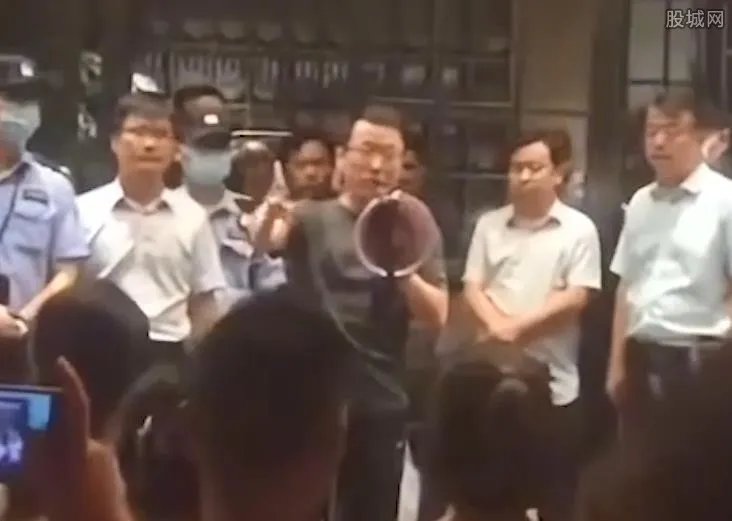 县委书记凌晨“7分钟讲话视频”火了 居民反映事件得到解决！