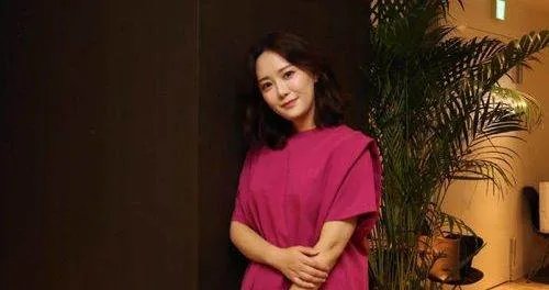 中国记者为安倍哭丧，发文道歉惹争议！官方做法大快人心 ，你怎么看？