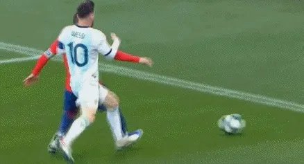 梅西的犯规真的到了被红牌罚下的程度吗？